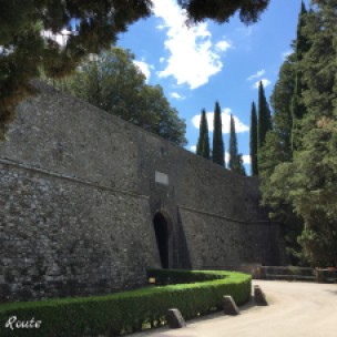 L'ingresso nelle mura del castello